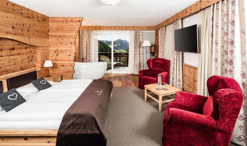 Hotel Continental Dolomites Selva di Val Gardena Exterior foto